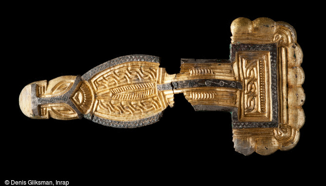 Fibule ans&eacute;e dissym&eacute;trique en argent dor&eacute;, fin du VIe&nbsp;s., n&eacute;cropole de Niederfeld &agrave; Ichtratzheim (Bas-Rhin), 2011.