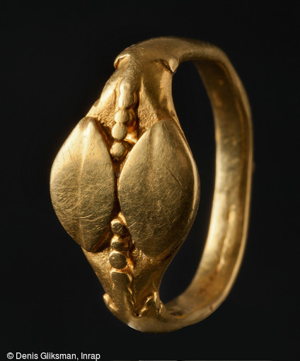 Bague en or, fin du VIe&nbsp;s., n&eacute;cropole de Niederfeld, Ichtratzheim (Bas-Rhin), 2011.