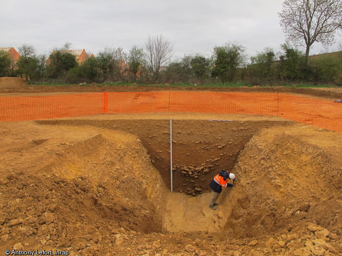 Vue en coupe du foss&eacute; de l'enclos monumental au niveau de l'entr&eacute;e de la place forte gauloise de Bourgu&eacute;bus (Calvados), 2013.Un pont en bois devait enjamber le foss&eacute; &agrave; ce niveau pour permettre l'acc&egrave;s &agrave; cette r&eacute;sidence aristocratique.&nbsp;
