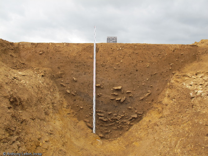Vue en coupe du foss&eacute; de l'enclos monumental au niveau de l'acc&egrave;s vers le second enclos, place forte gauloise de Bourgu&eacute;bus (Calvados), 2013.