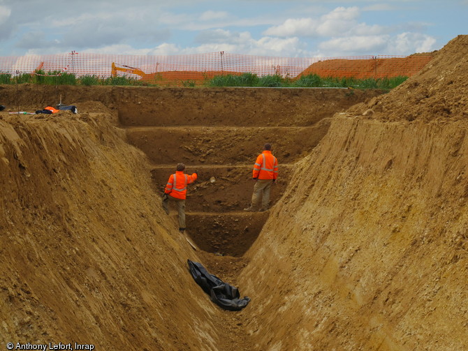 Coupe en paliers r&eacute;alis&eacute;e dans la branche sud du foss&eacute; de l'enclos monumental, place forte gauloise de Bourgu&eacute;bus (Calvados), 2013.&nbsp;