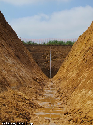 Vue en coupe de la branche sud du foss&eacute; de l'enclos monumental, place forte gauloise de Bourgu&eacute;bus (Calvados), 2013.