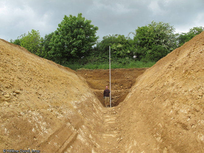 Vue en coupe de la branche est du foss&eacute; de l'enclos monumental, place forte gauloise de Bourgu&eacute;bus (Calvados), 2013.