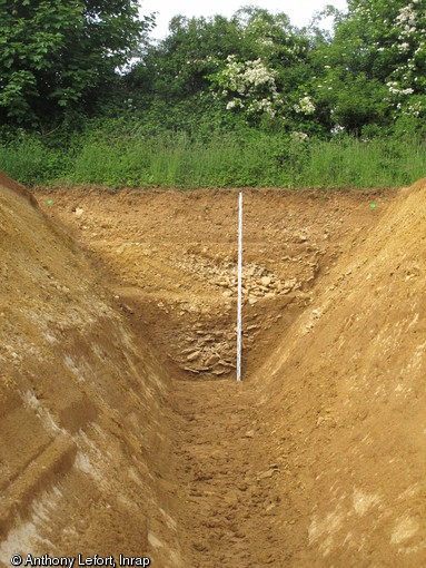 Vue en coupe de la branche est du foss&eacute; de l'enclos monumental de la place forte gauloise de Bourgu&eacute;bus (Calvados), 2013.