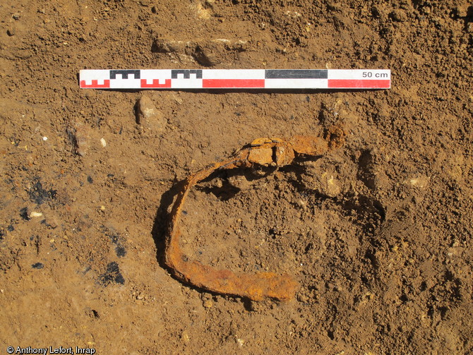 Fourreau d&rsquo;&eacute;p&eacute;e en fer mis au jour dans le comblement du foss&eacute; de l&rsquo;enclos monumental de la place forte gauloise de Bourgu&eacute;bus (Calvados), 2013. &nbsp; &nbsp;