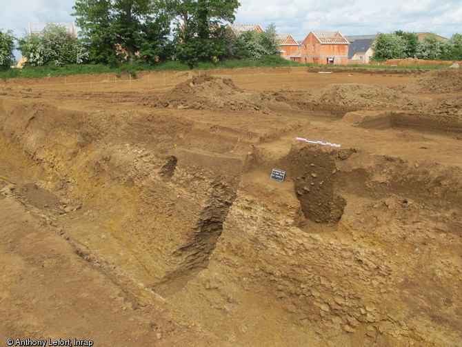 Ancrages d&rsquo;un pont taill&eacute;s dans la paroi du foss&eacute; de l&rsquo;enclos monumental, place forte gauloise de Bourgu&eacute;bus (Calvados), 2013.&nbsp;&nbsp; &nbsp;