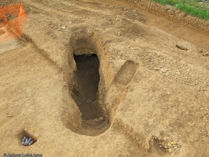 Entr&eacute;e d'un souterrain situ&eacute;e sous un vaste b&acirc;timent, place forte gauloise de Bourgu&eacute;bus (Calvados), 2013.&nbsp;
