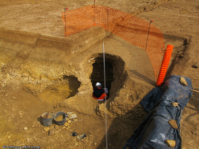 Seconde entr&eacute;e du souterrain d&eacute;bouchant sur un foss&eacute;, place forte de Bourgu&eacute;bus (Calvados), 2013.