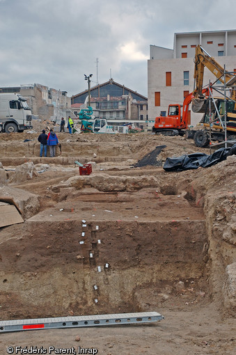 Vue en perspective de la fouille men&eacute;e boulevard Charles N&eacute;d&eacute;lec &agrave; Marseille en 2007.Au premier plan appara&icirc;t une coupe stratigraphique.