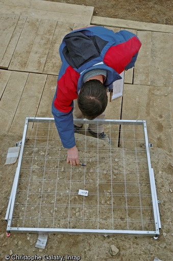 Relev&eacute; au cadre d'un niveau d'occupation n&eacute;olithique, boulevard Charles N&eacute;d&eacute;lec, Marseille, 2007.La mise au jour d'un site aussi ancien, au c&oelig;ur de Marseille, de surcro&icirc;t dans un quartier constamment occup&eacute; depuis des mill&eacute;naires, constitue un v&eacute;ritable &eacute;v&eacute;nement.