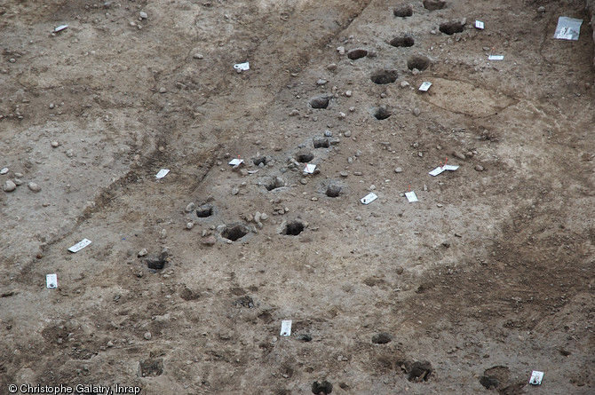 Fondations sur pieux d'un mur des XVIIe&nbsp;et XVIIIe&nbsp;s. install&eacute;es sur un niveau d'occupation n&eacute;olithique, boulevard Charles N&eacute;d&eacute;lc, Marseille, 2007.  