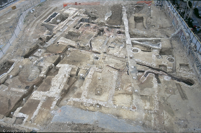 Vestiges de la raffinerie royale de souffre et de salp&ecirc;tre qui alimentait les poudri&egrave;res de France pour fabriquer les munitions de l'arm&eacute;e, du XVIIe&nbsp;s. jusqu'en 1923, boulevard Charles N&eacute;d&eacute;lec, Marseille, 2007.Bien que cet ensemble ait ferm&eacute; ses portes en 1923, les &eacute;l&eacute;ments d'identification en sont rares et les arch&eacute;ologues ont du s'aider d'archives pour aller plus loin dans la reconnaissance des diff&eacute;rents espaces de travail.
