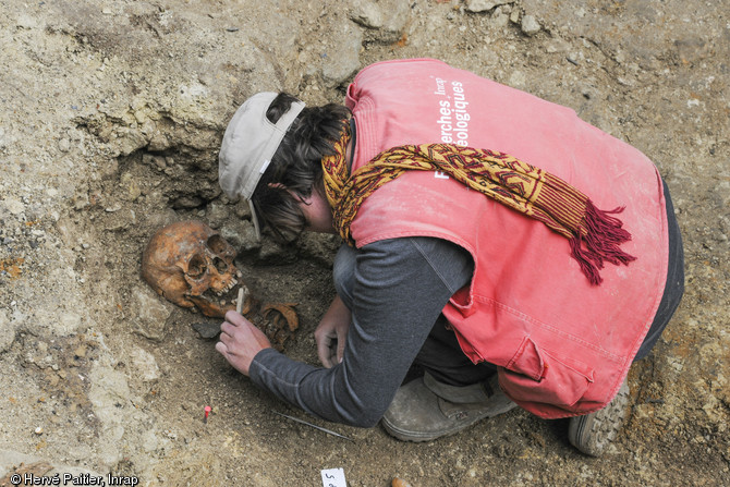 Fouille de l'une des cinq s&eacute;pultures mises au jour dans le prieur&eacute; de la Madeleine, abbaye de Fontevraud (Maine-et-Loire), 2013.Bien que les tombes retrouv&eacute;es soient tr&egrave;s perturb&eacute;es, ces d&eacute;couvertes am&egrave;nent des pistes de r&eacute;flexion sur la gestion de l'espace fun&eacute;raire &agrave; travers le temps au sein de l'espace monastique.