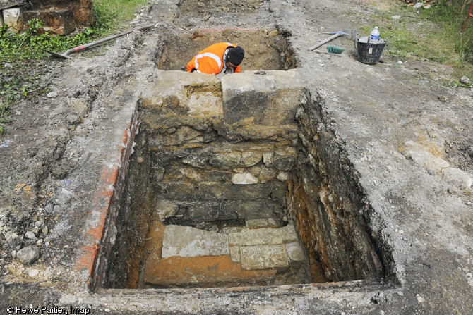 Sondage dans la nef de l'&eacute;glise du prieur&eacute; de la Madeleine, abbaye de Fontevraud (Maine-et-Loire), 2013.  
