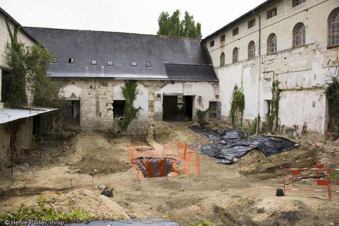 Vue g&eacute;n&eacute;rale de l'op&eacute;ration r&eacute;alis&eacute;e &agrave; l'abbaye royale de Fontevraud (Maine-et-Loire) en 2013.Les recherches ont &eacute;t&eacute; men&eacute;es &agrave; l&rsquo;emplacement de l&rsquo;ancien prieur&eacute; Sainte-Marie-Madeleine, largement m&eacute;connu et longtemps consid&eacute;r&eacute; comme enti&egrave;rement d&eacute;truit.&nbsp;    