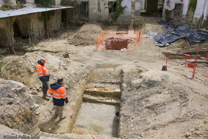 Mise au jour de la cour du clo&icirc;tre du prieur&eacute; de la Madeleine &agrave; l'abbaye de Fontevraud (Maine-et-Loire), 2013.De nombreux vestiges m&eacute;di&eacute;vaux ont &eacute;t&eacute; d&eacute;gag&eacute;s au cours de l'op&eacute;ration. Ils &eacute;taient jusqu'ici masqu&eacute;s par les am&eacute;nagements effectu&eacute;s entre 1804 et 1963, p&eacute;riode au cours de laquelle l'abbaye est transform&eacute;e en prison.
