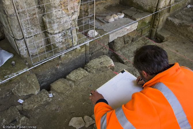 Relev&eacute; pierre &agrave; pierre des ma&ccedil;onneries m&eacute;di&eacute;vales et modernes du prieur&eacute; de la Madeleine, abbaye de Fontevraud (Maine-et-Loire), 2013.