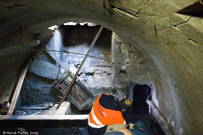 Vue de l'int&eacute;rieur du lavoir du XVIIe&nbsp;s. et du r&eacute;seau de collecteur, prieur&eacute; de la Madeleine, abbaye de Fontevraud (Maine-et-Loire), 2013.