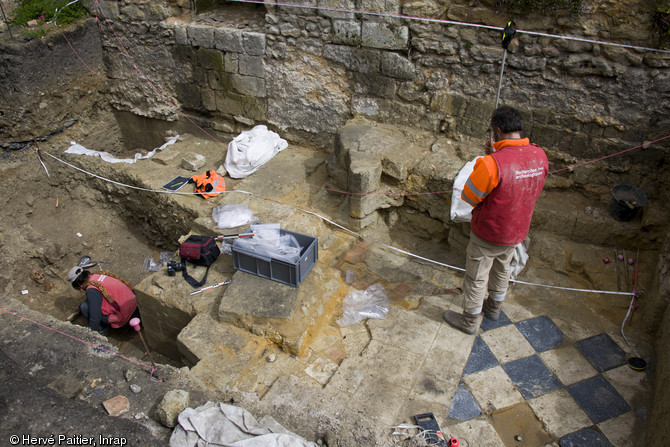 Fouille d'une s&eacute;pulture et relev&eacute; topographique au niveau de la nef de l'&eacute;glise, prieur&eacute; de la Madeleine, abbaye de Fontevraud (Maine-et-Loire), 2013.