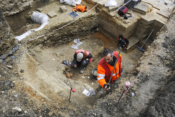 Fouille d'une s&eacute;pulture et relev&eacute; topographique au niveau de la nef de l'&eacute;glise, prieur&eacute; de la Madeleine, abbaye de Fontevraud (Maine-et-Loire), 2013.