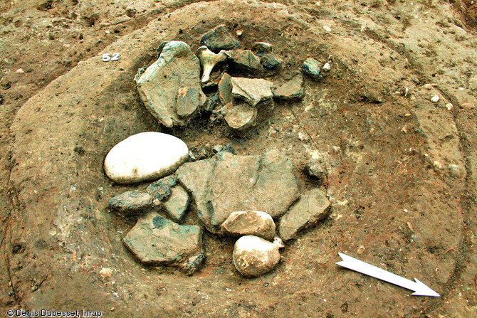 Fosse contenant les restes d'un grand vase en c&eacute;ramique de la fin du N&eacute;olithique, Marseille, 2005.La fosse a pu servir de d&eacute;potoir ou de foyer.&nbsp;L'opportunit&eacute; de mettre au jour un site aussi ancien au c&oelig;ur de Marseille constitue un v&eacute;ritable &eacute;v&eacute;nement.    Photo publi&eacute;e dans l'ouvrage Quand les arch&eacute;ologues red&eacute;couvrent Marseille, M. Bouiron, P. Mellinand.