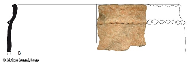 Fragment de vase et dessin associé, âge du Bronze, Marseille.Des tessons de vase de cette période ont été découverts lors du diagnostic archéologique effectué à la station Louis Armand. Ils sont parmi les rares connus à Marseille.