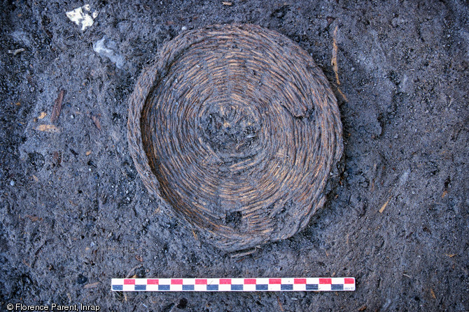 Vannerie mise au jour dans les vases marines déposées au fond du port grec archaïque, milieu du VIe s. avant notre ère, Marseille.    Photo publiée dans l'ouvrage Quand les archéologues redécouvrent Marseille, M. Bouiron, P. Mellinand.