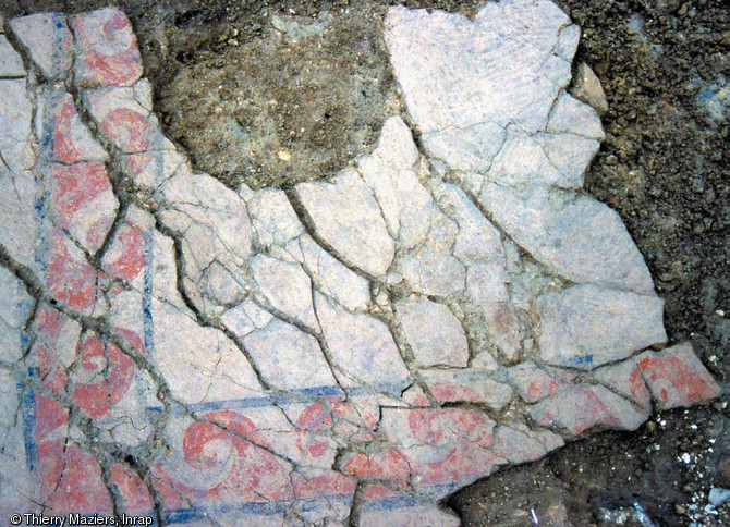 Sol de béton décoré d'une frise de volutes rouges mis au jour dans une pièce d'apparat d'une demeure du IVe s. avant notre ère, Marseille, Tunnel de la Major.   Photo publiée dans l'ouvrage Quand les archéologues redécouvrent Marseille, M. Bouiron, P. Mellinand.