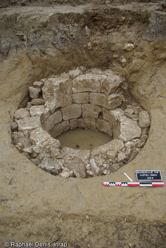 Puits d'époque romaine mis au jour dans les jardins de l'hôtel-Dieu à Marseille en 2009.Les nombreux puits découverts dans la ville antique assuraient un approvisionnement en eau régulier.  Photo publiée dans l'ouvrage Quand les archéologues redécouvrent Marseille, M. Bouiron, P. Mellinand.