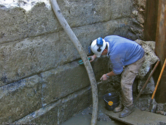 Quai romain du Ier&nbsp;s. de notre &egrave;re d&eacute;couvert dans une tranch&eacute;e au bas de la rue de la R&eacute;publique, Marseille, 2006.Le quai est construit en blocs de calcaire rose du cap Couronnesoigneusement taill&eacute;s et agenc&eacute;s.    Photo publi&eacute;e dans l'ouvrage Quand les arch&eacute;ologues red&eacute;couvrent Marseille, M. Bouiron, P. Mellinand.