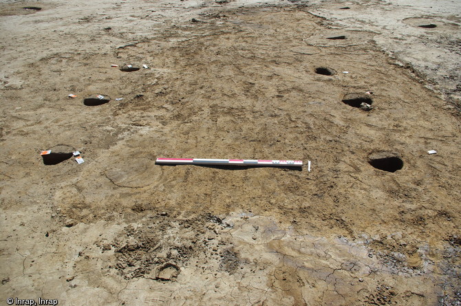 Grenier construit sur six poteaux, Ier&nbsp;s. avant notre &egrave;re, Saint-Quentin-la-Motte (Somme), 2014.