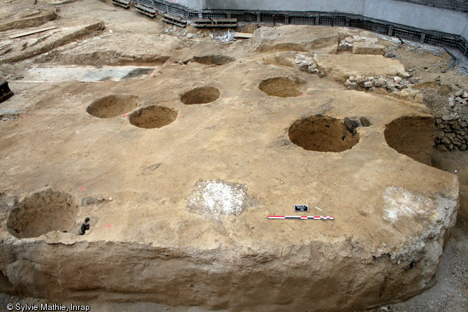 Aire d'ensilage abandonnée dans le courant du XIIe s.,mise au jour rue Trinquet à Marseille.Les macrorestes végétaux fossilisés recueillis dans les comblements des silos ont révélé la présence de blé, d'orge et, plus inattendu, de riz en faible quantité. Il s'agit de la première trace de riz retrouvée à Marseille pour le Moyen-Âge.  Photo publiée dans l'ouvrage Quand les archéologues redécouvrent Marseille, M. Bouiron, P. Mellinand.