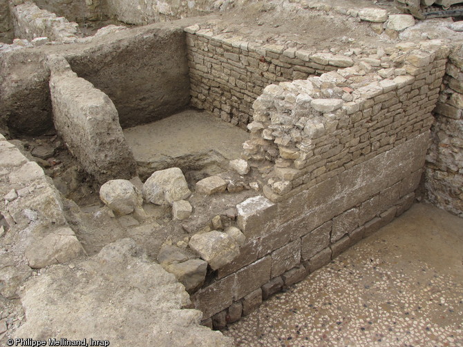 Maçonneries mises au jour lors de la fouille de l'Hôtel-Dieu à Marseille, 2009.Les murs de cette probable maison présentent des assises basses en moyen appareil bâties à l'époque médiévale suivant une technique généralement propre à l'Antiquité.  Photo publiée dans l'ouvrage Quand les archéologues redécouvrent Marseille, M. Bouiron, P. Mellinand.  