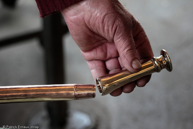 Restitution du Carnyx (trompette de guerre). L’embouchure, droite, imposant une position particulière du souffleur.