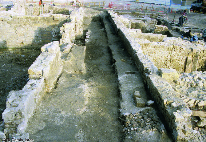 Vue de la rue de la Taulisse en cours de fouille à proximité de la place Villeneuve-Bargemon à Marseille. Il s'agit d'une des rares voies de la vieille ville à avoir conservé des niveaux médiévaux au contact des murs des habitations.   Photo publiée dans l'ouvrage Quand les archéologues redécouvrent Marseille, M. Bouiron, P. Mellinand.