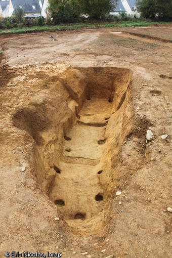 Vue d'une cave mise au jour &agrave; l'int&eacute;rieur d'un enclos de la fin du premier &acirc;ge du Fer, vers 500 avant notre &egrave;re, Kervouyec, Quimper (Finist&egrave;re), 2011.  Cette structure enterr&eacute;e, profonde de 2,10 m et d'une superficie de 30 m2, n'&eacute;tait pas visible de l'ext&eacute;rieur. 