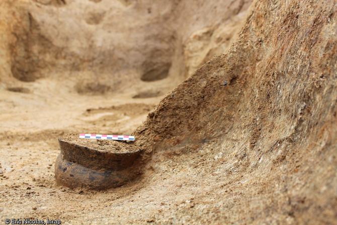 C&eacute;ramique encore en place dans la cave du premier &acirc;ge du Fer, vers 500 avant notre &egrave;re, Kervouyec, Quimper (Finist&egrave;re), 2011.  La c&eacute;ramique mise au jour sur le site est tr&egrave;s homog&egrave;ne, ce qui est peut courant dans le contexte armoricain pour des p&eacute;riodes aussi hautes. 