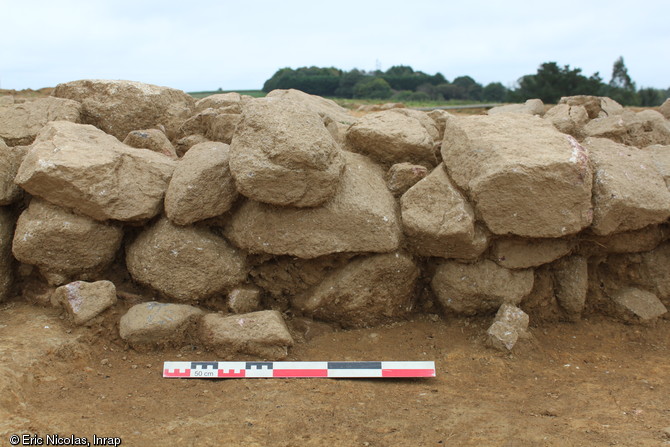 Vue de d&eacute;tail du parement d'un muret dat&eacute; de La T&egrave;ne finale, Kervouyec, Quimper (Finist&egrave;re), 2011.  Ces vestiges sont inhabituels pour l'&eacute;poque, les traces d'habitat gaulois se limitant en g&eacute;n&eacute;ral &agrave; l'empreinte de trous de poteau marquant l'ossature des b&acirc;timents.&nbsp;