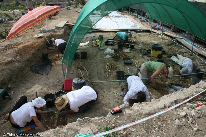 Sépultures en cours de fouille, XVIe-XIXe s., cimetière paroissial de La Ciotat (Bouches-du-Rhône), 2009.  Révélé par deux campagnes de sondages effectuées en 2006 et 2008, le cimetière présente une importante accumulation de sépultures, en cercueils ou en fosses simples, dont le nombre avoisine le millier. 