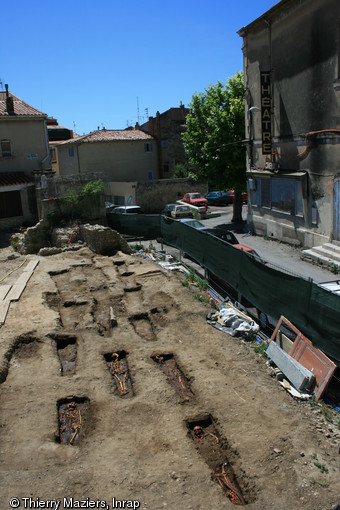 Vue générale d'inhumations en pleine terre, XVIIe s., La Ciotat (Bouches-du-Rhône), 2009.  L'opportunité de pouvoir explorer la quasi-totalité d'un espace cémétérial présente un intérêt scientifique unique, renseignant sur la vie et la mort à l'époque moderne.     