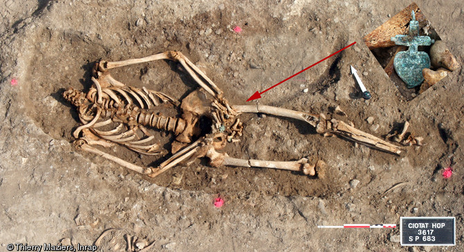 Vue d'un individu inhumé avec une médaille tenue dans les mains, cimetière paroissial de La Ciotat (Bouches-du-Rhône), 2009.  