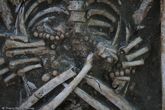 Vue de détail d'un chapelet tenu dans les mains du défunt, XVIIe s., cimetière paroissial de La Ciotat (Bouches-du-Rhône), 2009.