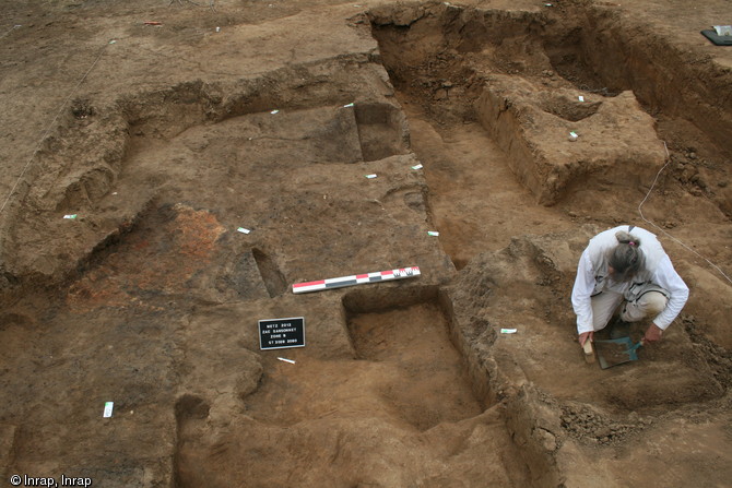 Vestiges de la forge datée du Bronze final en cours de fouille, entre 1350 et 800 avant notre ère, Metz (Moselle), 2012.Installée dans une fosse, ce qui explique sa conservation, la forge a été utilisée sur une longue durée.