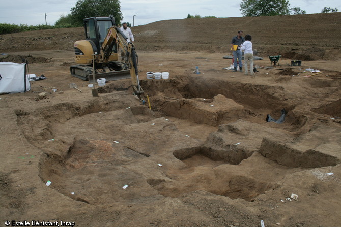 Vestiges d'une forge de l'âge du Bronze final en cours de dégagement, entre 1350 et 800 avant notre ère, Metz (Moselle), 2012.Si sur les sites occupés à l'âge du Bronze les découvertes de moules pour petits objets sont fréquentes, la mise au jour d'une forge constitue une découverte exceptionnelle.   