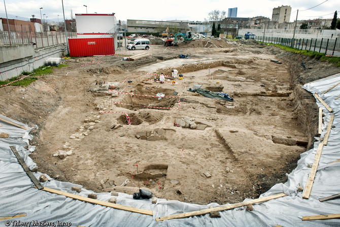 Vue d'ensemble du site en d&eacute;but de fouille, ancien cimeti&egrave;re des Petites-Crottes, Marseille, 2013.&Agrave; l'occasion des travaux de prolongement d'une ligne de m&eacute;tro &agrave; Marseille, une &eacute;quipe de l'Inrap a mis au jour une partie d'un cimeti&egrave;re utilis&eacute; entre 1784 et 1905.