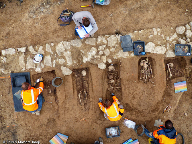 S&eacute;pultures en cercueil am&eacute;nag&eacute;es le long de l'enclos de 1866, ancien cimeti&egrave;re des Petites-Crottes, Marseille, 2013.D&egrave;s le milieu du XIXe&nbsp;s., le cimeti&egrave;re devient trop exigu. Il sera agrandi deux fois, d'abord en 1852 puis en 1866.