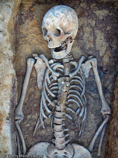 Vue de d&eacute;tail d'une s&eacute;pulture en cercueil abritant une jeune femme portant un v&ecirc;tement &agrave; boutons, XIXe&nbsp;s., ancien cimeti&egrave;re des Petites-Crottes, Marseille, 2013. L'immense majorit&eacute; des s&eacute;pultures fouill&eacute;es correspond &agrave; des inhumations en cercueil.