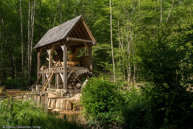 Moulin reconstitué (vue de l'est) avec la roue au premier niveau et la chambre des meules au second, Guédelon (Yonne), 2014.Cette reconstitution s’appuie sur les vestiges de deux moulins hydrauliques mis au jour en 2008 à Thervay (Jura), l’un de la période carolingienne, l’autre daté entre le milieu du XIe et la fin du XIIe s.