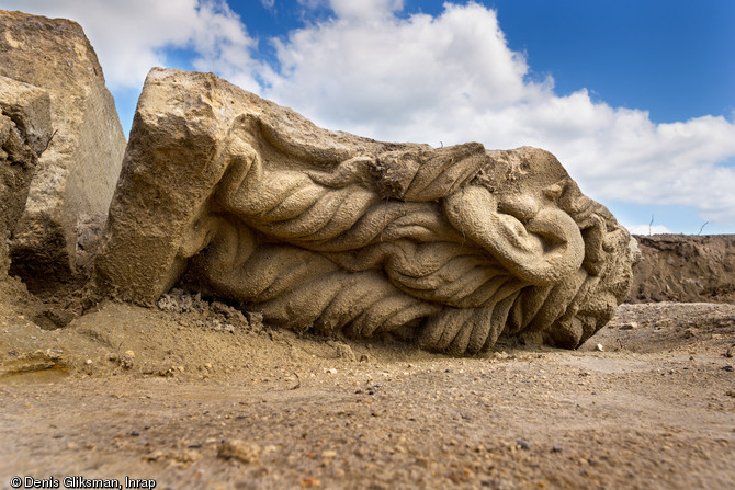 Fragment de statuaire monumentale ornant le haut de la façade du sanctuaire et figurant une tête mutilée, peut-être Apollon, IIe s. de notre ère, Pont-Sainte-Maxence (Oise), 2014.