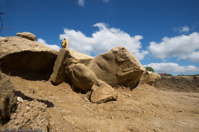 Fragment de statuaire figurant un griffon aux ailes déployées ornant la façade monumentale du sanctuaire, IIe s. de notre ère, Pont-Sainte-Maxence (Oise), 2014.